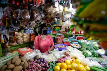 Una comerciante en su puesto