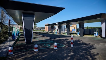 La autopista de España con cargas ultrarrápidas para coches eléctricos que se inaugura esta Semana Santa