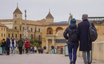 Una pareja pasea por el