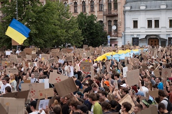 Manifestantes se reúnen en Kiev para rechazar la decisión de Zelenski de destituir al ministro de Defensa Mijailo Fedorov tras seis meses en el cargo (AP Photo/Dan Bashakov)