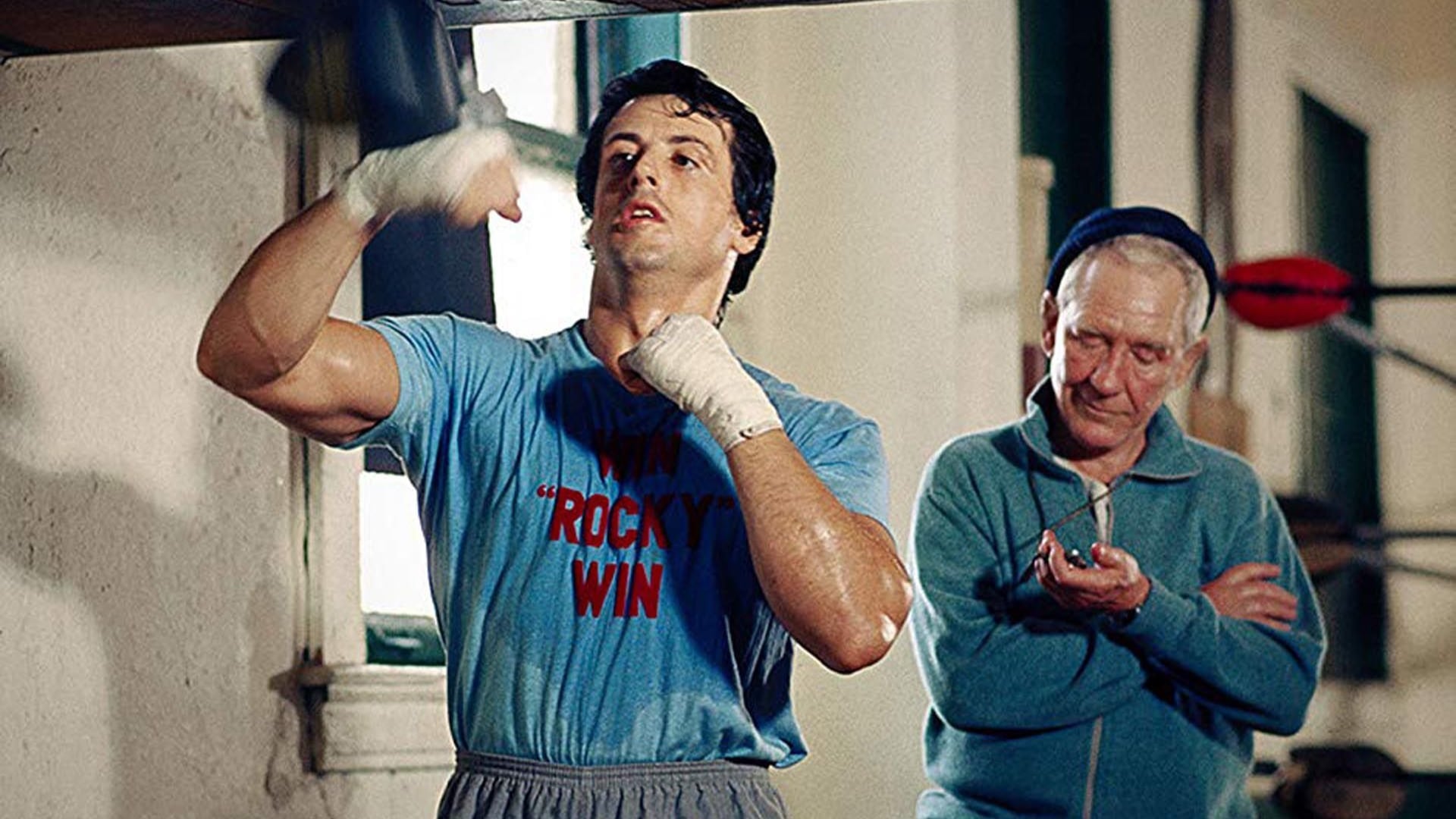 El Dragon Flag, popularizado por Rocky IV, reaparece en los entrenamientos gracias a sus variantes que protegen la zona lumbar