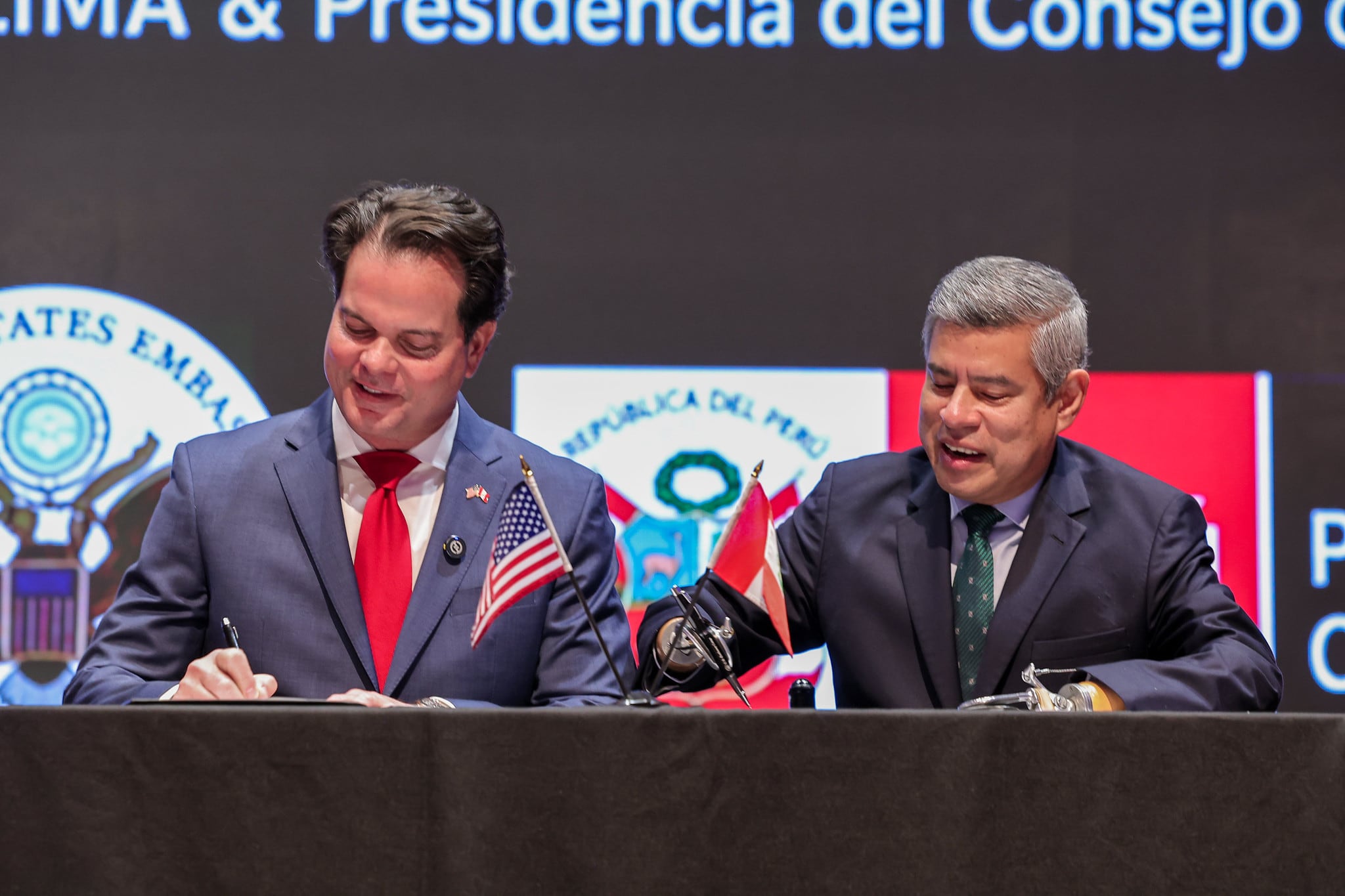 El presidente del Consejo de Ministros, Luis Galarreta, y el embajador Bernie Navarro firman un acuerdo de cooperación sobre inteligencia artificial entre Perú y Estados Unidos.