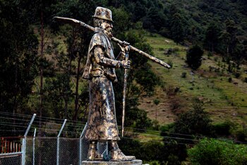 Fotografía cedida este sábado por el Centro Nacional de Memoria Histórica en la que se registró el monumento del taita Juan Tunubalá, líder asesinado de la comunidad misak, en Silvia (Colombia). EFE/Centro Nacional de Memoria Histórica