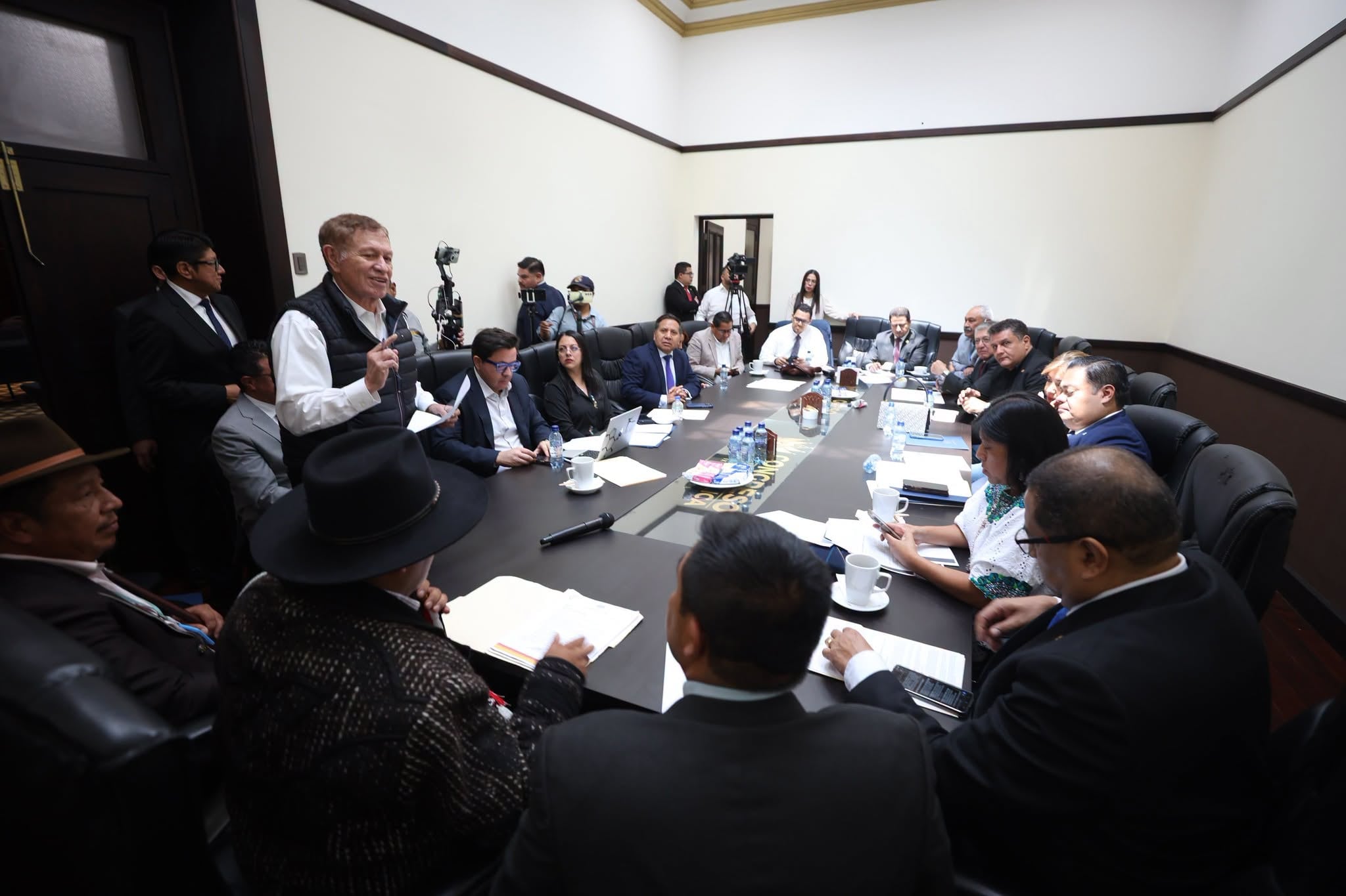 Luis Contreras reunió en el Congreso de Guatemala a diputados y autoridades indígenas de Totonicapán y Sololá para negociar una salida al alza de los combustibles. (Congreso de la República de Guatemala)