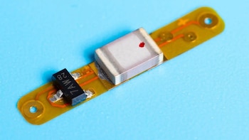 Ingenieros crean implantes que se comunican en el cuerpo sin cables ni baterías: futuro de marcapasos y prótesis