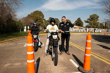 Para obtener una licencia de moto, es necesario acreditar experiencia previa y tener más de 21 años de edad. (Gastón Taylor)