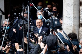 Berlusconi saliendo de un juicio