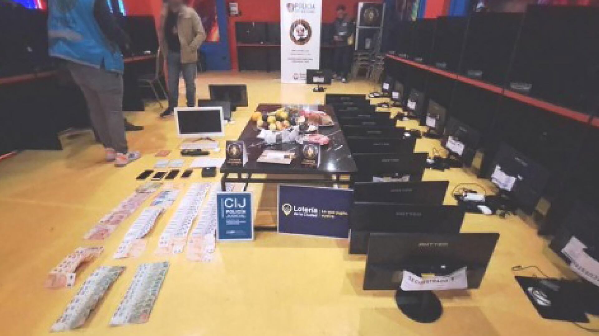 El material secuestrado: dinero en efectivo, teléfonos celulares y computadoras