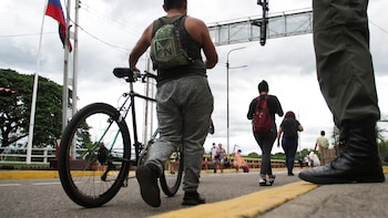 Tras el cierre del puente fronterizo, el tránsito se paralizó en la frontera entre Colombia y Venezuela: personas tienen que cruzar de pie