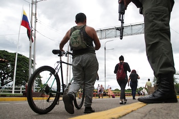 El flujo peatonal aumentó en la frontera, obligando a cientos de personas a cruzar a pie entre Colombia y Venezuela cada día - crédito Carlos Eduardo Ramirez/REUTERS