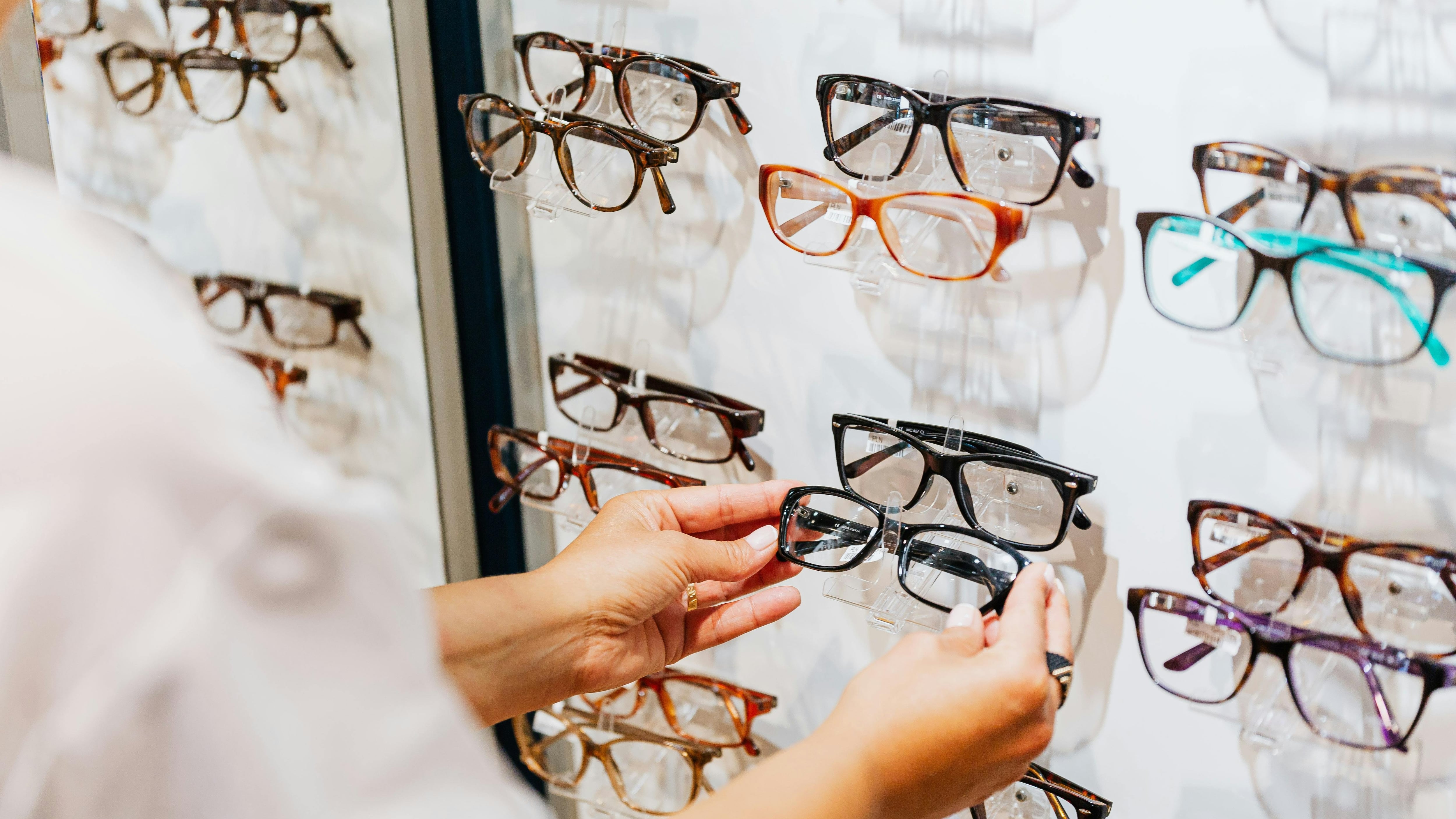 Por qué los oftalmólogos critican la ayuda de 100 euros para la compra de gafas y lentillas a menores de 16 años (Pexels)