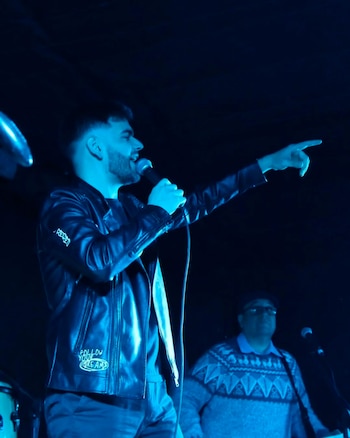 Brian además de enseñar música