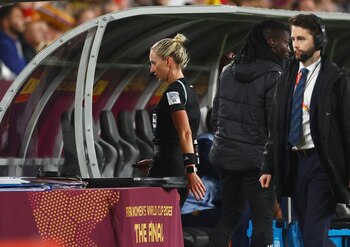 La árbitra estadounidense Tori Penso, durante la revisión del penalti a favor de España