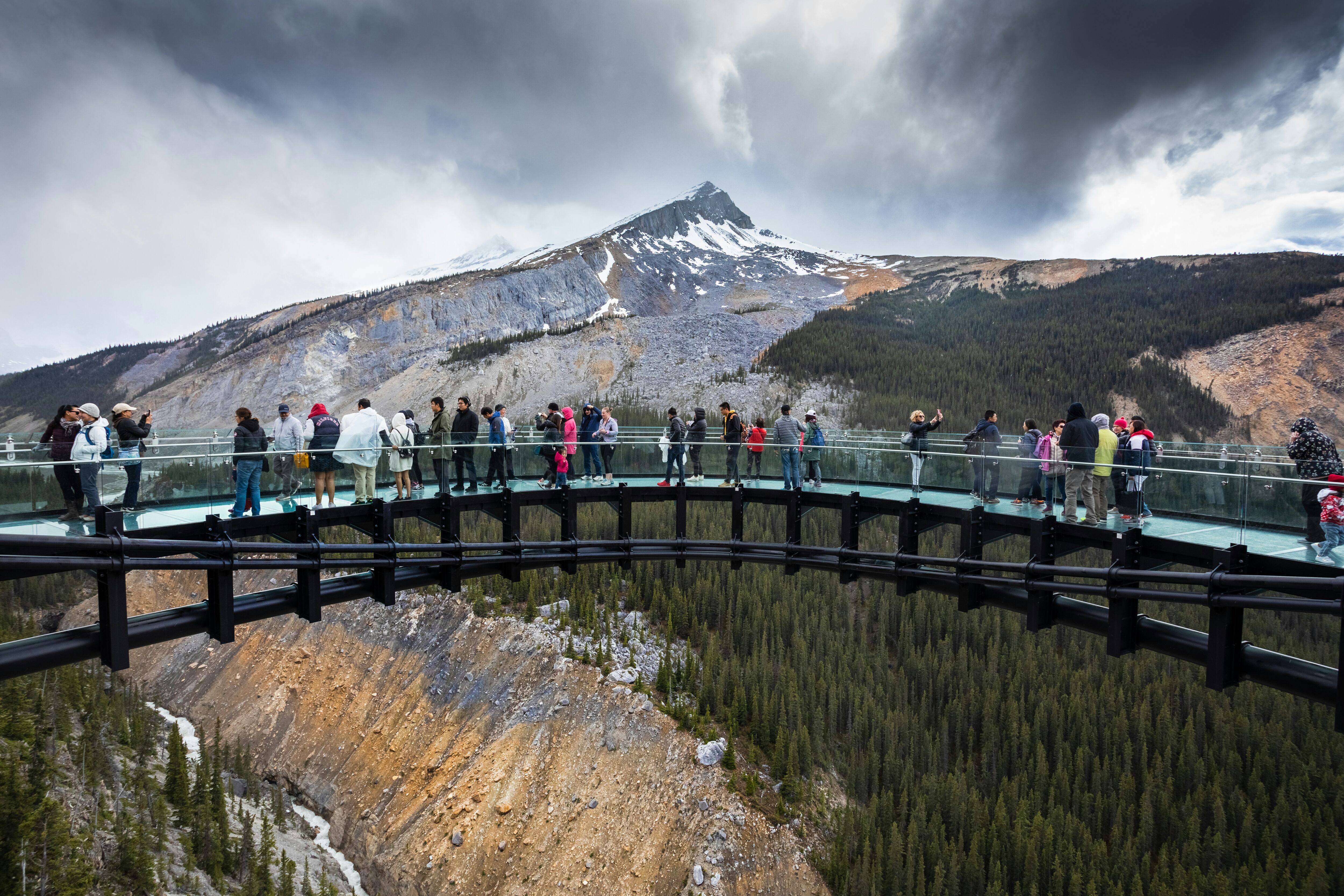El Columbia Icefield Skywalk en Canadá permite a los visitantes caminar sobre un valle a más de 200 metros de altura, rodeados por glaciares y montañas (Unsplash)