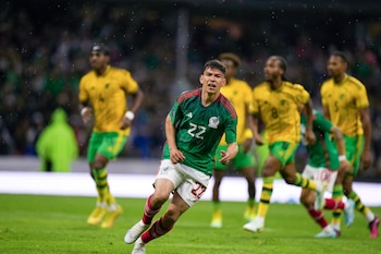 El mexicano Hirving Lozano celebra