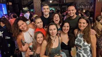 Cristy con un grupo de