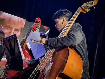 La camerata de cuerdas del Instituto Superior de Arte del Teatro Colón tocó en la Feira del Libro (Fundación El Libro)
