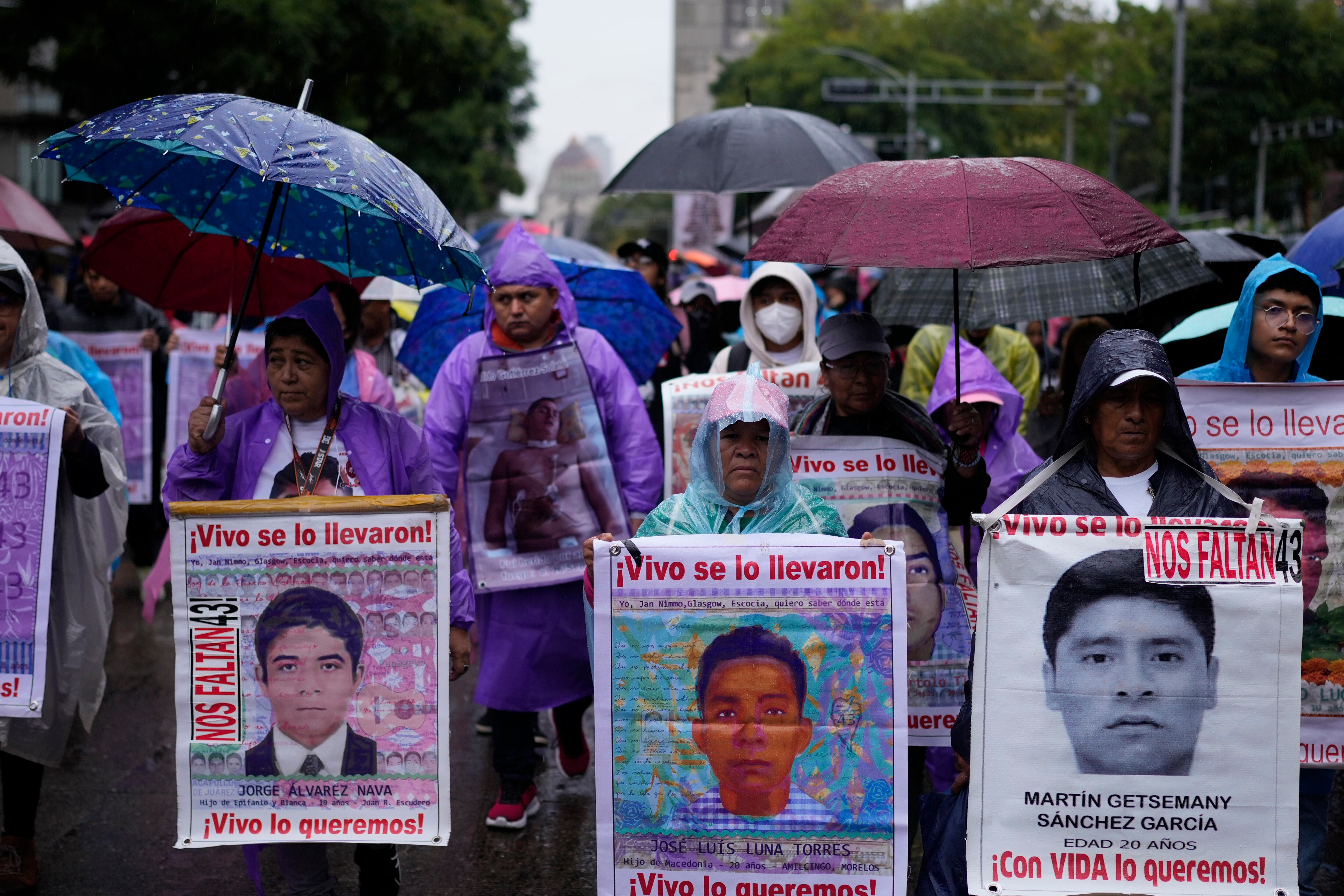 Arquivo - Família e amigos participam das 43 celebrações estudantis de áreas rurais de Ayotzinapa, Cidade do México, em 20 de setembro de 2024. (AP Photo / Eduardo Verdugo, Arquivo)
