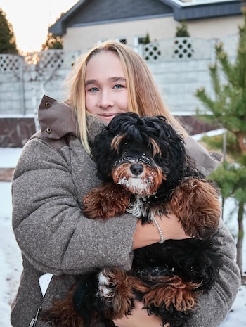 Andreeva suele viajar con su propio perro, Rassy, a quien considera esencial para su bienestar y estabilidad en el circuito (Instagram)
