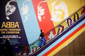 FOTO DE ARCHIVO-Un visitante entra