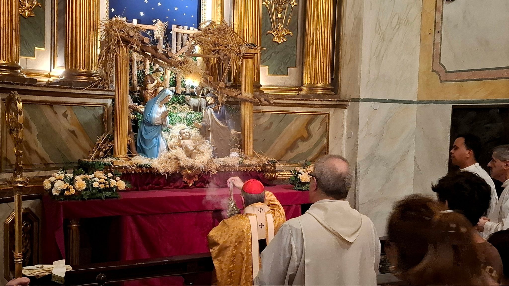 El cardenal Daniel Sturla con el pesebre en la catedral de Montevideo (ICM)