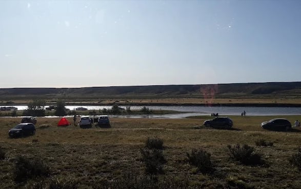 Efectivos de la Unidad Operativa Güer Aike acudieron al sector costero de La Toma para instrumentar las primeras medidas de contención y rastreo en el río