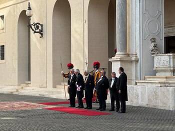 La comitiva papal aguarda la