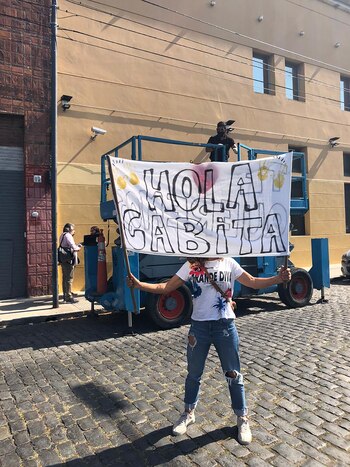 Las amigas alzaron cuando la