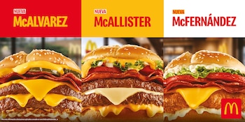 Primer plano de tres hamburguesas McDonald's: McALVAREZ, McALLISTER y McFERNÁNDEZ, cada una con múltiples capas de carne, queso, tocino y vegetales