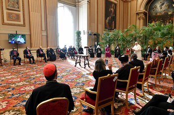 El papa Francisco ofrece un