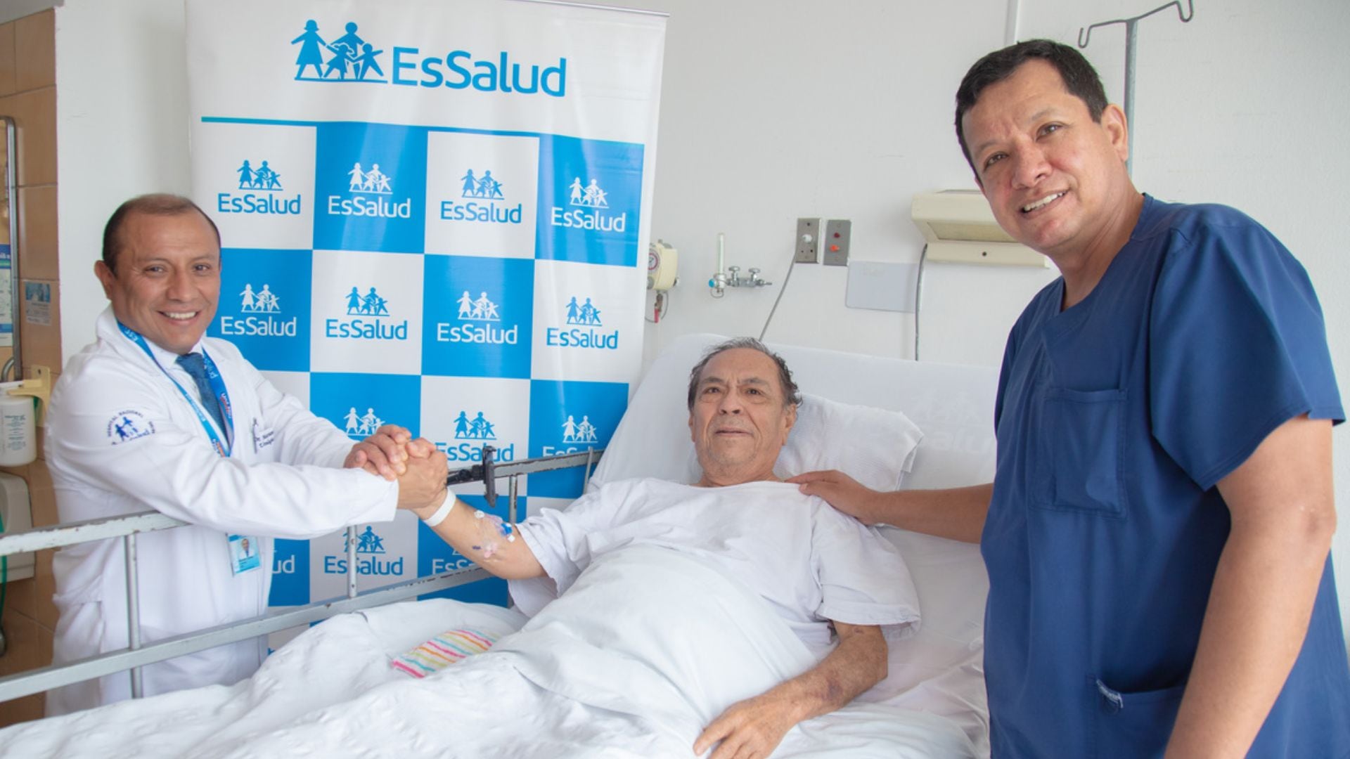 El paciente inició la ingesta de alimentos 72 horas después y logró caminar durante los primeros días de recuperación - Créditos: Essalud.