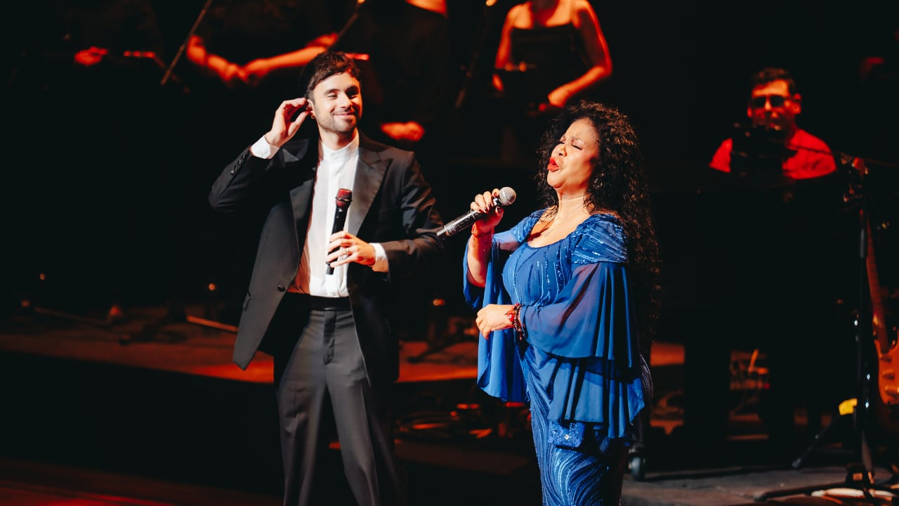 El concierto de Adrián Bello en el Gran Teatro Nacional reunió a cerca de 60 talentos en escena e incluyó a Eva Ayllón, Daniela Darcourt, ACO y Antonio Vílchez como invitados. (@aribaltaa)