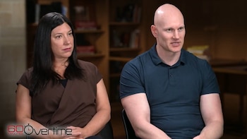 Jillian Peterson, con cabello oscuro y blusa marrón, sentada junto a James Densley, calvo y con camisa azul, frente a una estantería