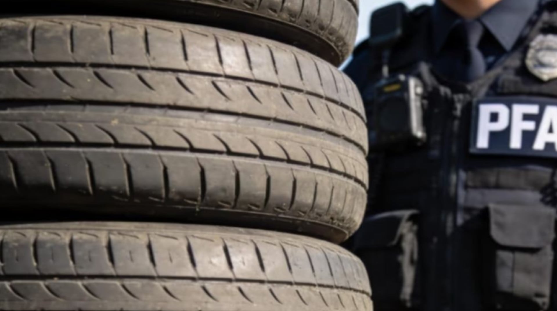 Un cabo de la Policía Federal Argentina fue desafectado de su cargo tras ser investigado por una falsa venta de neumáticos que involucraba a sus colegas (El Bonaerense)