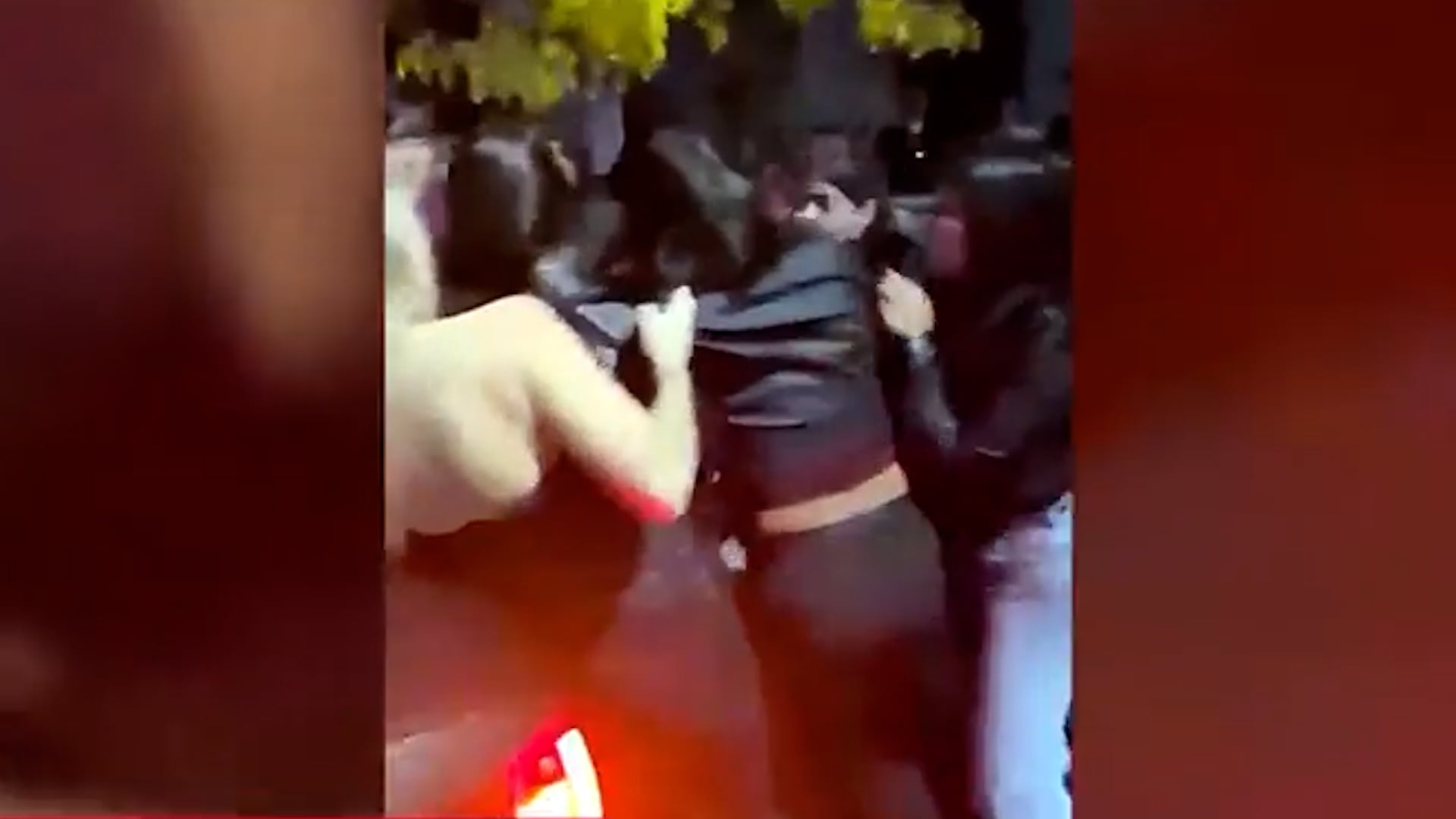 Una joven de 24 años sufrió una brutal agresión a la salida de un boliche en Las Flores, desencadenando indignación social.