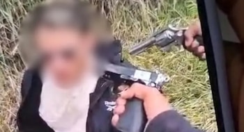 Los delincuentes se apoderaron de dinero en efectivo y realizaron transacciones con las tarjetas de la víctima por cerca de 15 millones de pesos - crédito Captura de video
