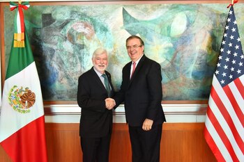Marce Ebrard y Christopher Dodd (Twitter/@e_ebrard)