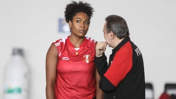 Ángela Leyva escuchando las indicaciones