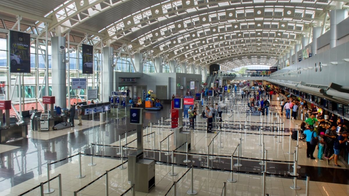 El Ministerio de Relaciones Exteriores y Culto lanzó un manual completo con tips clave, requisitos de ingreso y contactos de emergencia para quienes planeen disfrutar la fiesta del fútbol en Canadá, México y Estados Unidos (Foto cortesía Aeropuerto Internacional Juan Santamaría)