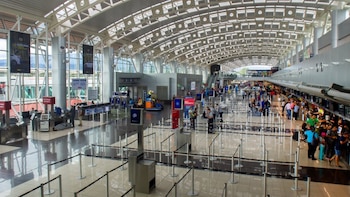 El Ministerio de Relaciones Exteriores y Culto lanzó un manual completo con tips clave, requisitos de ingreso y contactos de emergencia para quienes planeen disfrutar la fiesta del fútbol en Canadá, México y Estados Unidos (Foto cortesía Aeropuerto Internacional Juan Santamaría)