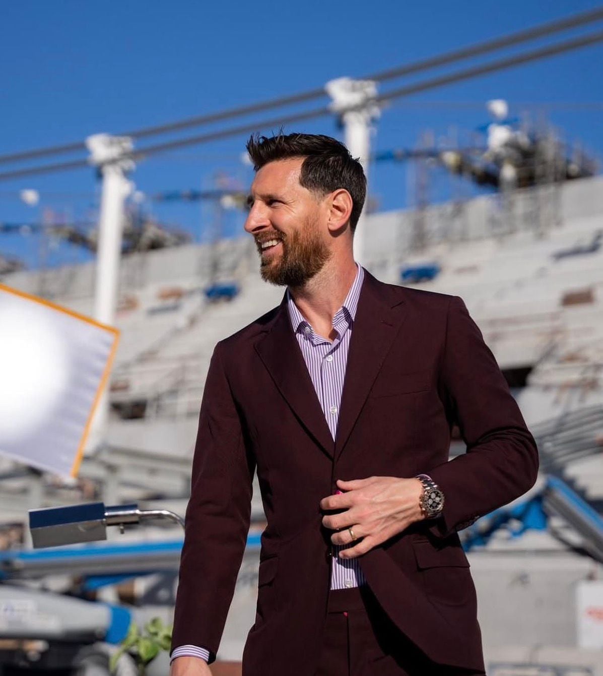 La sastrería de líneas limpias define una etapa de elegancia sobria y contemporánea en el guardarropa de Lionel Messi (Instagram: @lionelmessi)