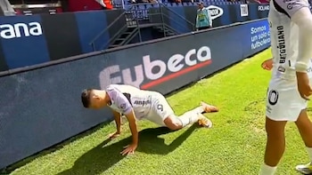 Anotó su primer gol, pero en el festejo hizo un particular gesto y sufrió una dura lesión