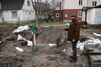 Las fosas con víctimas de la guerra están por toda la ciudad, así como los cadáveres de cientos de personas, muchos ejecutados con las manos atadas a la espalda (REUTERS/Mikhail Palinchak)