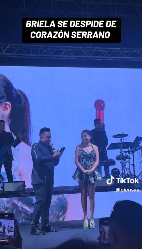 La cantante Briela Cirilo se despide sobre el escenario durante un concierto de la agrupación Corazón Serrano.