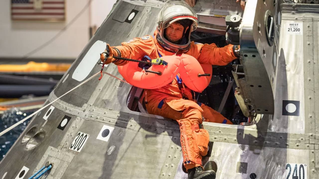 El color naranja internacional facilita la localización de los astronautas durante operaciones de rescate tras el amerizaje (NASA)