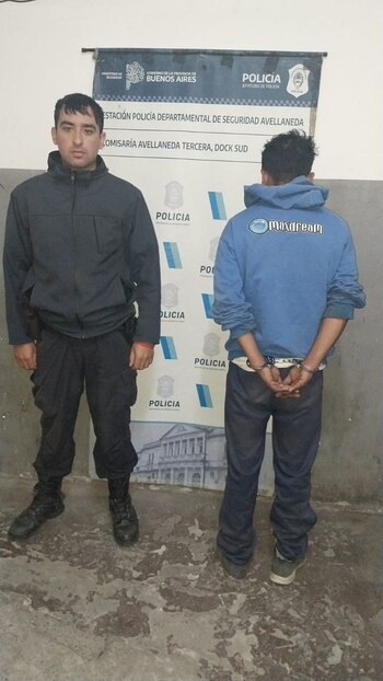 De espalada, Esteban, el detenido
