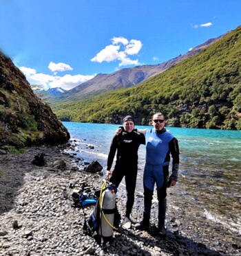 Marcos junto a su amigo