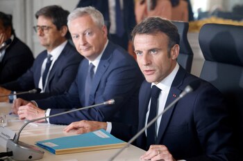 Macron junto al ministro de