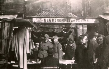 Soldados alemanes en un stand