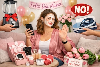 Una mujer con mascarilla facial y auriculares, sosteniendo un celular, levanta una mano para rechazar una licuadora y una plancha. Hay regalos de autocuidado y flores.
